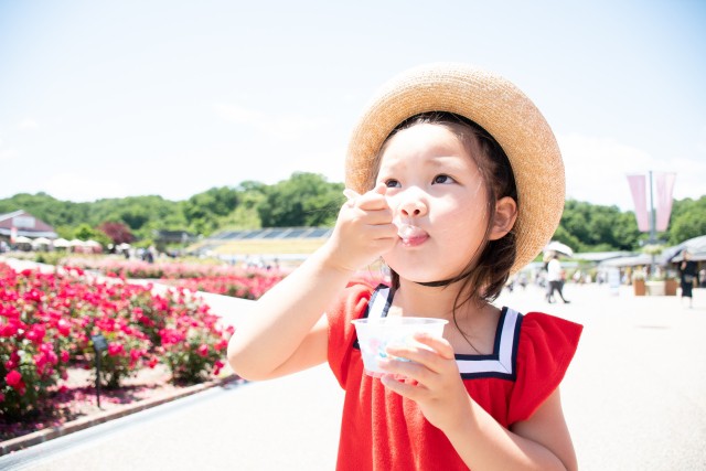 アイスを食べる女の子